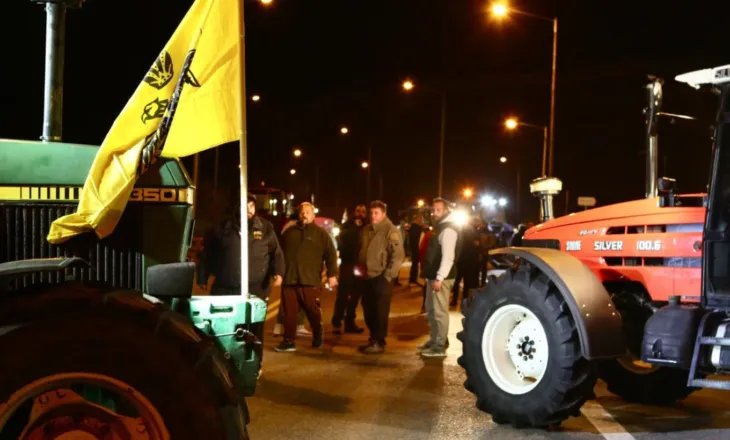 Foto+ Video/ Fermerët grekë vazhdojnë protestat, bllokojnë disa akse kryesore rrugore