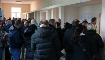 FOTO/ Zgjedhjet e parakohshme në Kosovë: Lista Serbe voton në mënyrë kolektive në Mitrovicën e Veriut