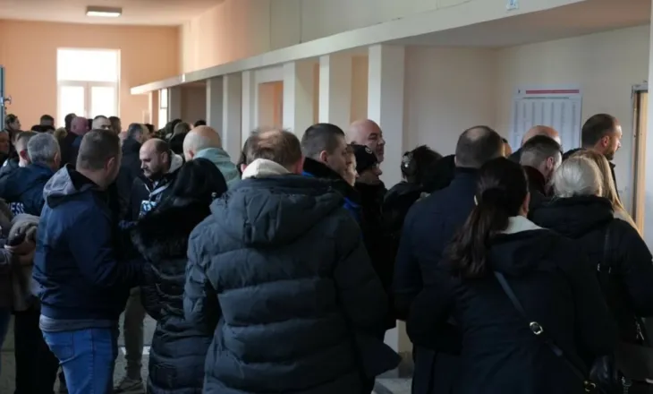 FOTO/ Zgjedhjet e parakohshme në Kosovë: Lista Serbe voton në mënyrë kolektive në Mitrovicën e Veriut