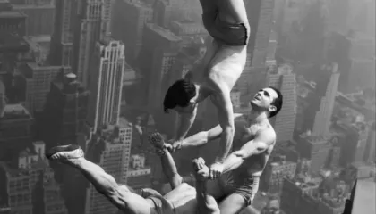 Fotografi që “t’i merr mendtë”, tre akrobatë në ndërtesën më të lartë të kohës