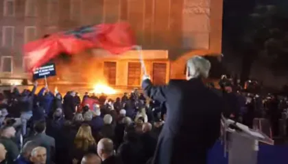 FOTOLAJM / Dhjetëra molotovë hidhen drejt Kryeministrisë, Berisha tund flamurin