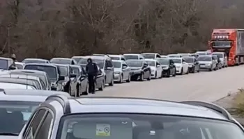 FOTOLAJM/ Emigrantët kthehen në atdhe, radhë kilometrike mjetesh në Kakavijë