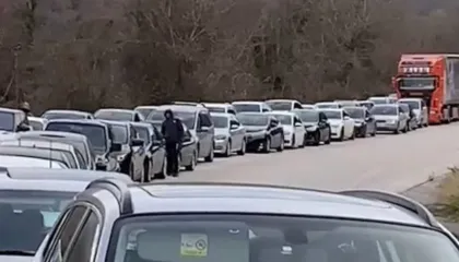 FOTOLAJM/ Emigrantët kthehen në atdhe, radhë kilometrike mjetesh në Kakavijë