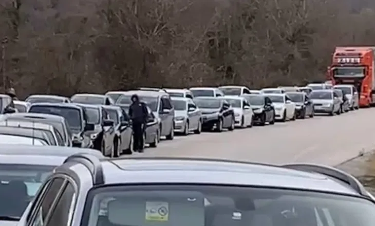 FOTOLAJM/ Emigrantët kthehen në atdhe, radhë kilometrike mjetesh në Kakavijë