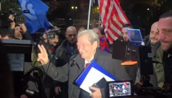 FOTOLAJM / Pak minuta para protestës, Berisha mbërrin në selinë blu