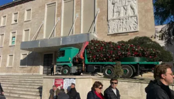 FOTOLAJM / Protesta e PD në orën 18:00, hiqet pema e Krishtlindjeve para Kryeministrisë
