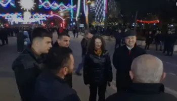 FOTOLAJM / Protesta para Kryeministrisë, në shesh Argita Berisha dhe Jamarbër Malltezi