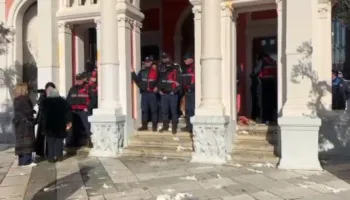 FOTOLAJM / Protesta për ujin në Vlorë, qytetarët godasin me vezë godinën e Bashkisë dhe Policinë