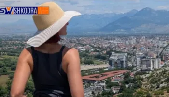 FOTOLAJM – Tifozja e ekipit të futbollit të Barit në Itali, provokon me foto edhe nga kalaja e Shkodrës…