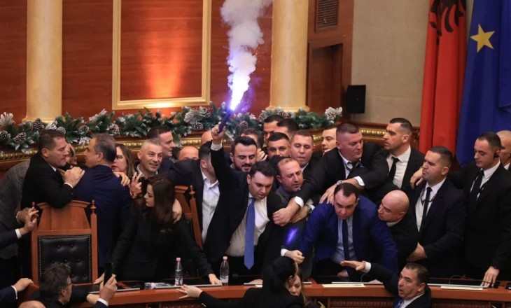 FOTOT/ Tensione dhe përplasje në Kuvend, deputetët e PD rikthejnë flakadanët në sallë. Çfarë nuk u pa në seancën parlamentare