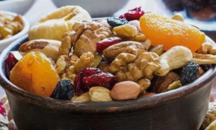 Frutat e thata që forcojnë zemrën, kockat dhe trurin