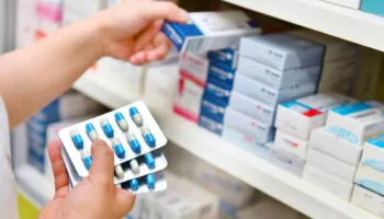 FSDKSH zgjidh kontratën me 360 farmaci, i akuzon se jepnin fatura fiktive për barnat e rimbursueshme