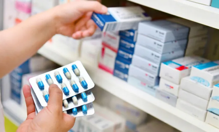 FSDKSH zgjidh kontratën me 360 farmaci, i akuzon se jepnin fatura fiktive për barnat e rimbursueshme