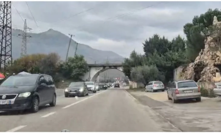 Fundjava nis me trafik të rënduar, bllokohet pjesërisht aksi Tiranë-Elbasan