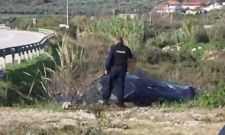 Furgoni i FNSH-së përplaset me “Benz”-in dhe përfundon në kanal, dy policë të lënduar në Fier