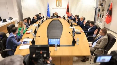 Gara për drejtimin e SPAK kulmon të enjten: Diplomacia në sallë, gazetarët jashtë dyerve