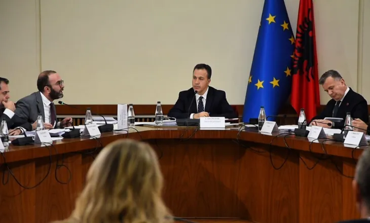 Gati 5 orë mbledhje te ‘Mandatet’, zbardhen detaje nga diskutimet me dyer të mbyllura, PS: Qëndrimin tonë do ta japim pas…