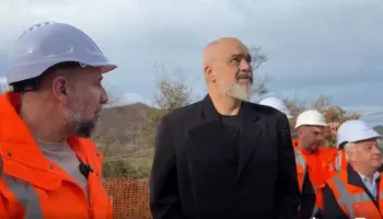 “Gati shtatorin e ardhshëm”, Rama inspekton kantierin e “Kengo Art Park” në Petrelë