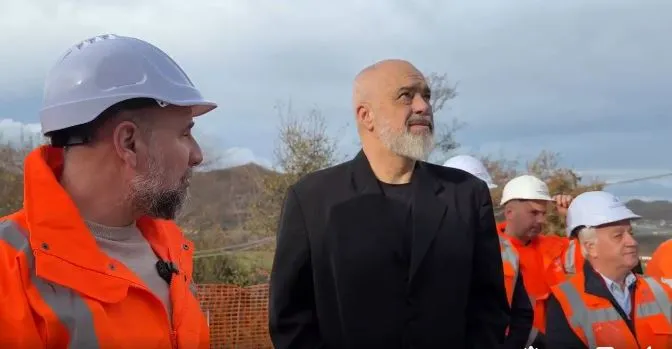 “Gati shtatorin e ardhshëm”, Rama inspekton kantierin e “Kengo Art Park” në Petrelë