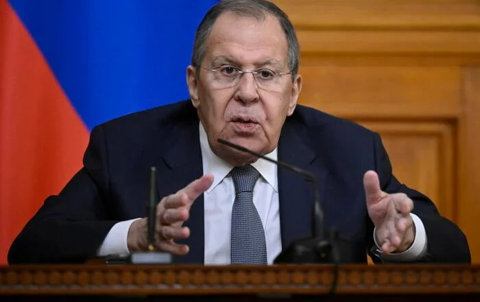 ‘Gati të reagojmë nëse Evropa vendos trupa në Ukrainë’, Moska: Premtimi i Zelensky-t për votimin thjesht një maskaradë