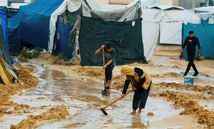 “Gaza mbytet në gjak dhe shi”, mijëra palestinezë nën kërcënimin e sëmundjeve