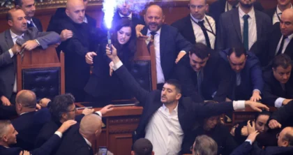 Gazeta britanike ‘Telegraph’: Aleatja e Ramës po e mban postin edhe pse ka urdhër-arresti ndaj saj, parlamenti shqiptar zhytet në kaos