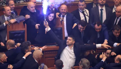 Gazeta britanike ‘Telegraph’: Aleatja e Ramës po e mban postin edhe pse ka urdhër-arresti ndaj saj, parlamenti shqiptar zhytet në kaos