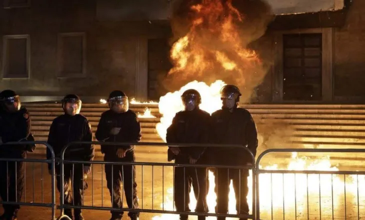 Gazeta holandeze/ DE TELEGRAAF: Shpërthen zemërimi kundër shtetit mafioz në Shqipëri, Rama refuzon dorëheqjen dhe mbron Ballukun