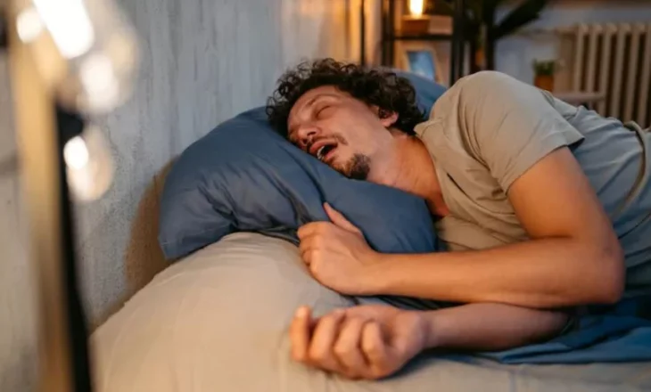 Gërhisni gjatë natës? Ja çfarë do të thotë kjo për shëndetin e zemrës suaj