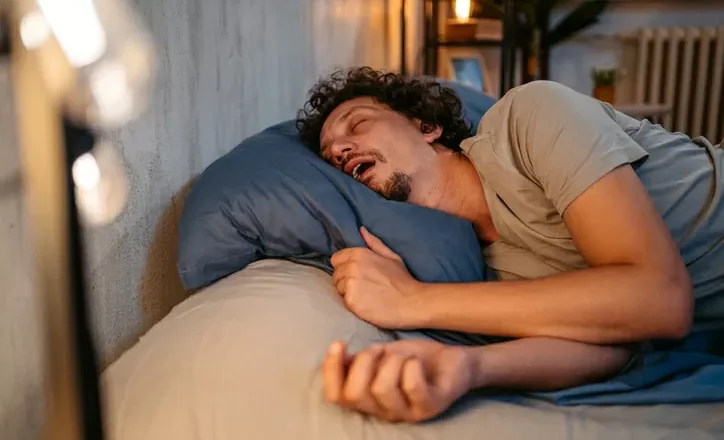 Gërhitja gjatë natës mund të paralajmërojë rrezikun e dështimit të zemrës