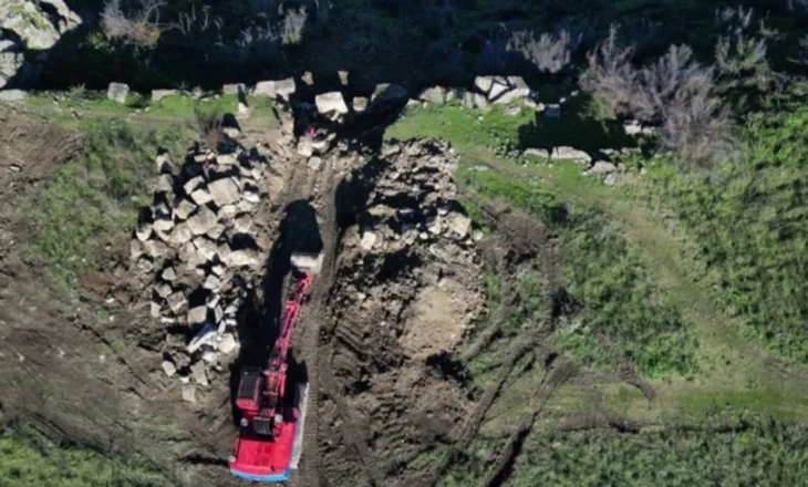 Gërmimet në Parkun e Finiqit! Gonxhe: Restaurime. Forumi për Mbrojtjen e Trashëgimisë Kulturore: S’ mund të futen mjete të tilla