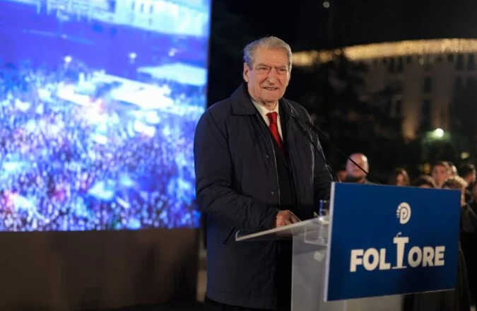 “Gjenerata Z, shpresa për të përmbysur regjimin”/ Dhjetëra protestues në shesh, Berisha: Do kthejmë idealet e 8 Dhjetorit