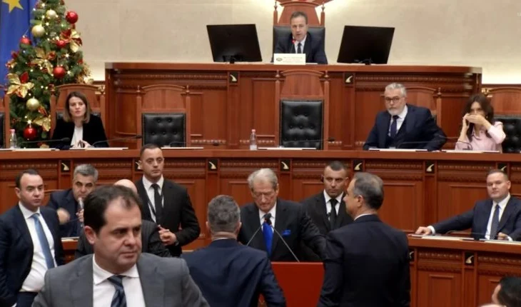 Gjithçka po ecte në rregull derisa në foltore doli Berisha