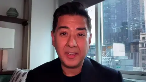 Gjykatësi amerikan bllokon ndalimin e aktivistit britanik të mediave sociale