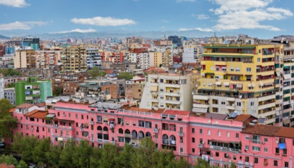 “Gjysma e Shqipërisë jashtë vendit, ekonomia nën presion”