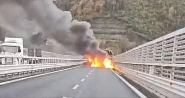 Grabitje si në filma: Banda bllokon autostradën, zhduk 2 milionë euro!