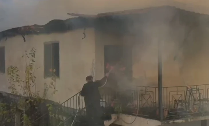 Gramsh/ Zjarr masiv në Kukur, digjet biznesi i Bashkim Senkos – dëmet rreth 100 mijë euro