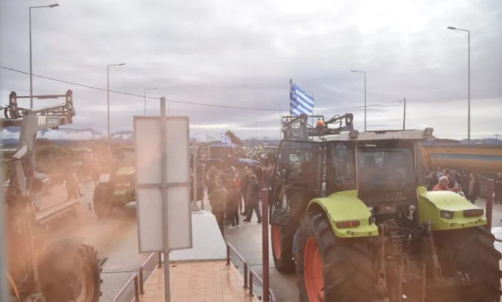 Greqi-Fermerët bllokojnë rrugën drejt aeroportit, dhunë në Selanik. Policia përdor gaz lotsjellës