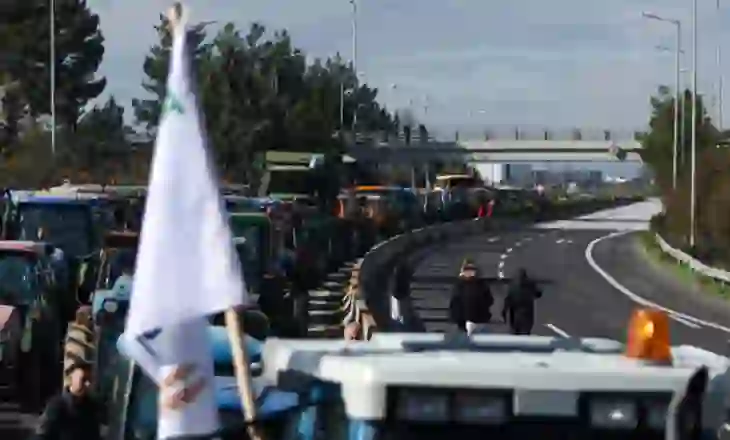 Greqi: Fermerët përshkallëzojnë protestat, bllokada në rrugë, porte dhe dogana