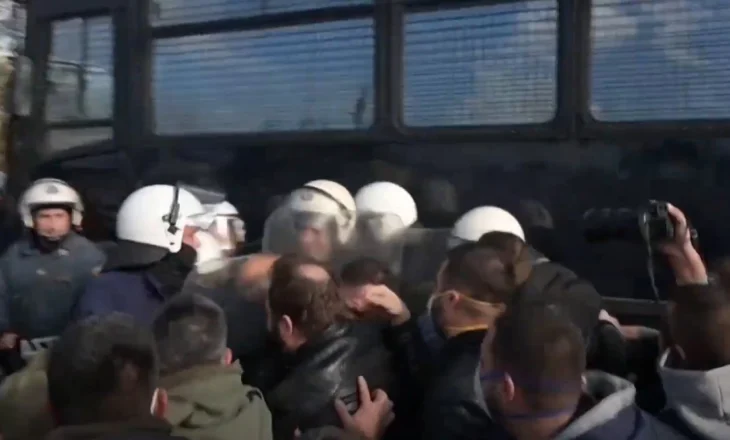 Greqi/ Fermerët tentojnë të përmbysin furgonin e policisë, përleshje të dhunshme me efektivët