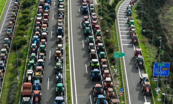 Greqi/ Fermerët vijojnë të bllokojnë rrugët kombëtare, aksi Kakavijë-Janinë i pakalueshëm duke filluar nga ora…