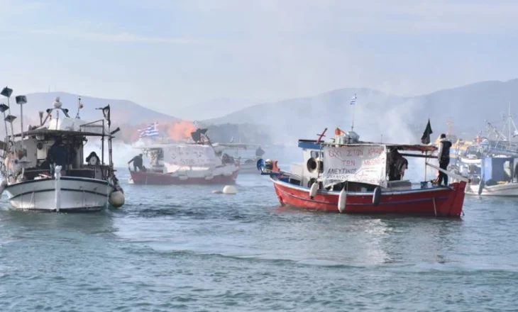 Greqia në kaos, bllokohet Porti i Volos, fermerët e blegtorët bllokada në zona të ndryshme të vendit