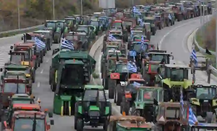 Greqia në valë protestash: Fermerët vijojnë me bllokimin e rrugëve në të gjithë vendin