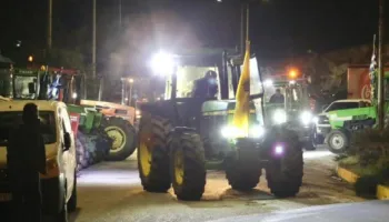 Greqia “paralizohet” nga protestat e fermerëve! Traktorë në rrugë, akse dhe ura të bllokuara…(VIDEO)