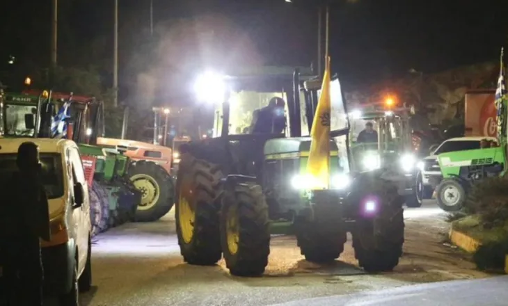 Greqia “paralizohet” nga protestat e fermerëve! Traktorë në rrugë, akse dhe ura të bllokuara…(VIDEO)