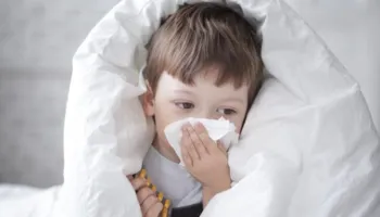 “Gripi i stinës, agresiv tek fëmijët”, mjekët apel qytetarëve: Nënvarianti i ri po shfaqet në disa…