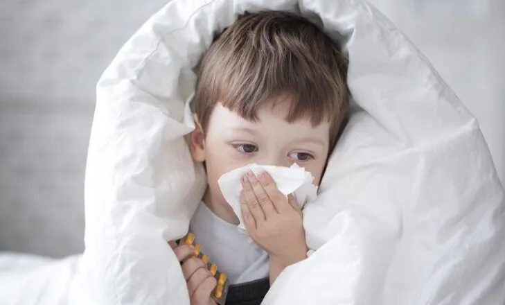 “Gripi i stinës, agresiv tek fëmijët”, mjekët apel qytetarëve: Nënvarianti i ri po shfaqet në disa…