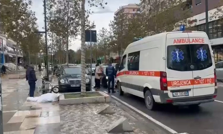 Gruaja rrëzohet teksa ecte në bulevard në Vlorë, humb jetën
