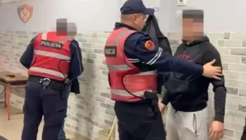 Grupi i drogës përpara Gjykatës, 22 persona u prangosën për prodhim e shpërndarje të lëndëve narkotike në Tiranë