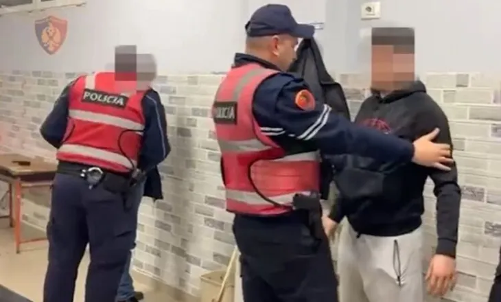 Grupi i drogës përpara Gjykatës, 22 persona u prangosën për prodhim e shpërndarje të lëndëve narkotike në Tiranë